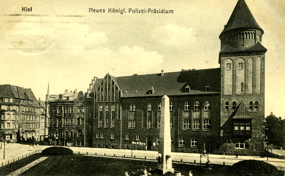 Polizeipräsidium in der Blumenstraße 2-4 (Kiel 70.349)