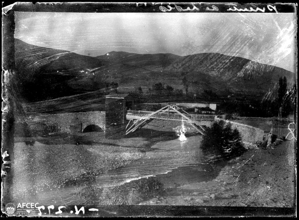 Pont sobre el riu a la Seu d'Urgell amb la serra del Cadí al fons
