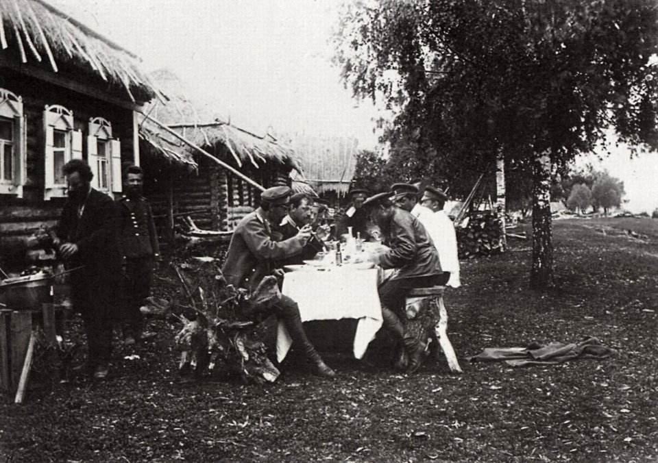 Poljakov - Mittagessen der Offiziere während Militärübungen im Dorf Elagino, bei Moskau (Zeno Fotografie)