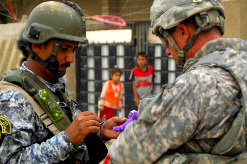Police, Soldiers Visit Iraqi Civilians DVIDS116302