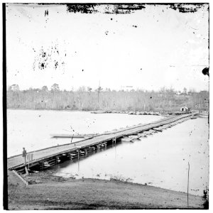 Pontoon bridge across the James River LOC cwpb.01893