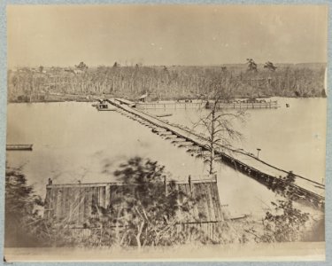 Pontoon bridge at Broadway Landing, Appomattox River, Va LCCN2012649825