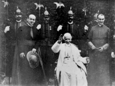 Pope Leo XIII LCCN2002722931 (cropped)