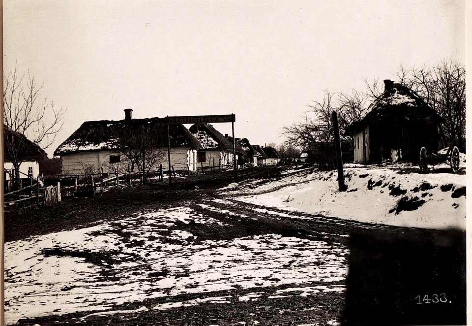 Poniczew, Eingang in das Pferdespital. (März.1918.) (BildID 15713062)