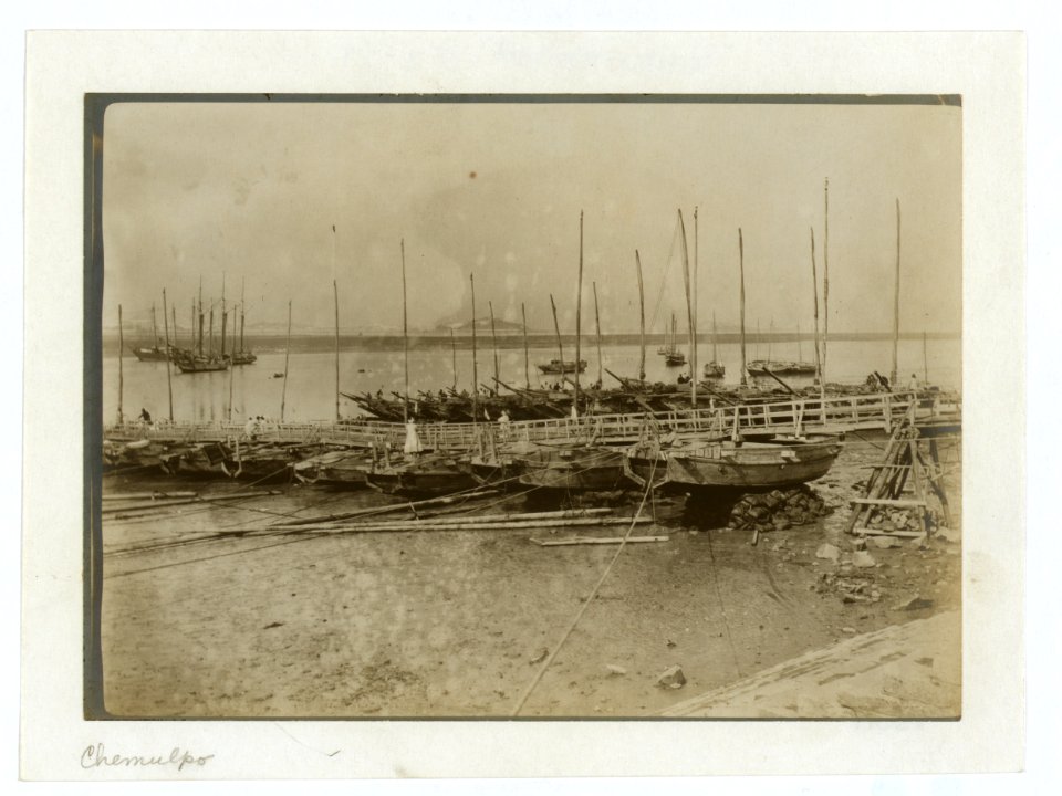 Pontoon landing hurriedly built for landing horses, Chemulpo LCCN2005679315