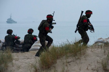Polish Marines from the 7th Coastal Defense Brigade participate in an amphibious landing exercise in Ustka (27727175145)
