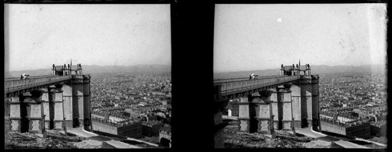 Pont amb gent a prop de Notre Dame de la Garde i vista de la ciutat de Marsella