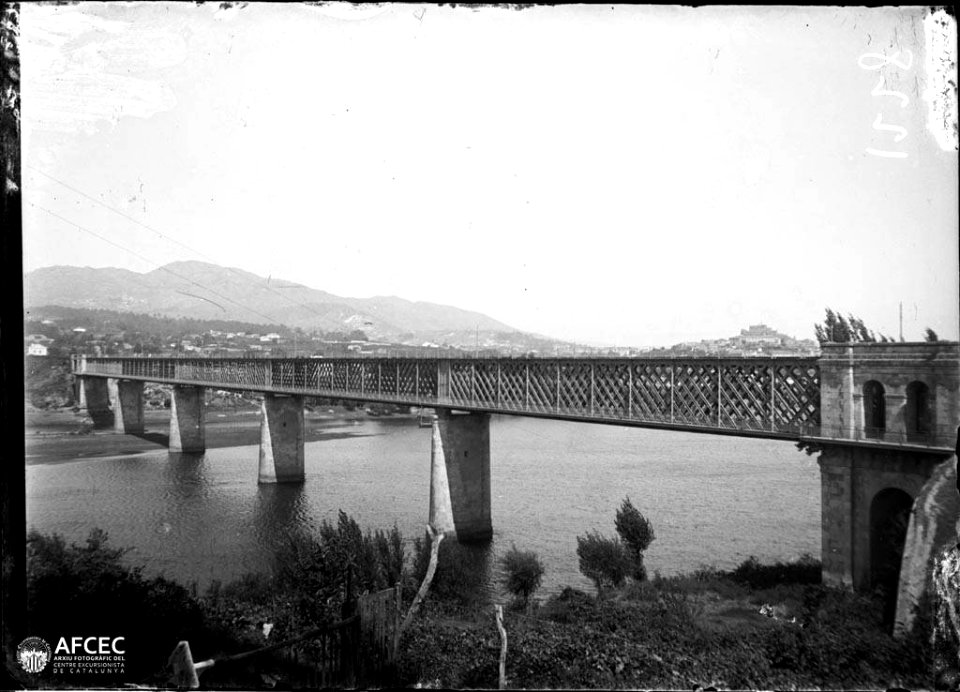 Pont de ferro i pilars de pedra sobre el riu Miño