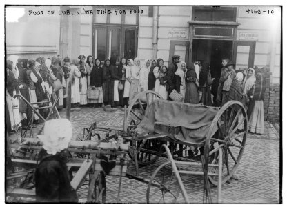 Poor of Lublin waiting for food LCCN2014704192