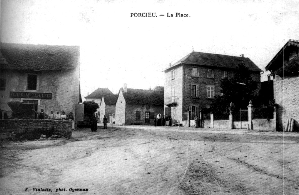 Porcieu-Amblagnieu, la place en 1906, p167 de L'Isère les 533 communes - F Vialatte, phot à Oyonnax