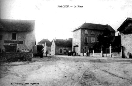 Porcieu-Amblagnieu, la place en 1906, p167 de L'Isère les 533 communes - F Vialatte, phot à Oyonnax photo
