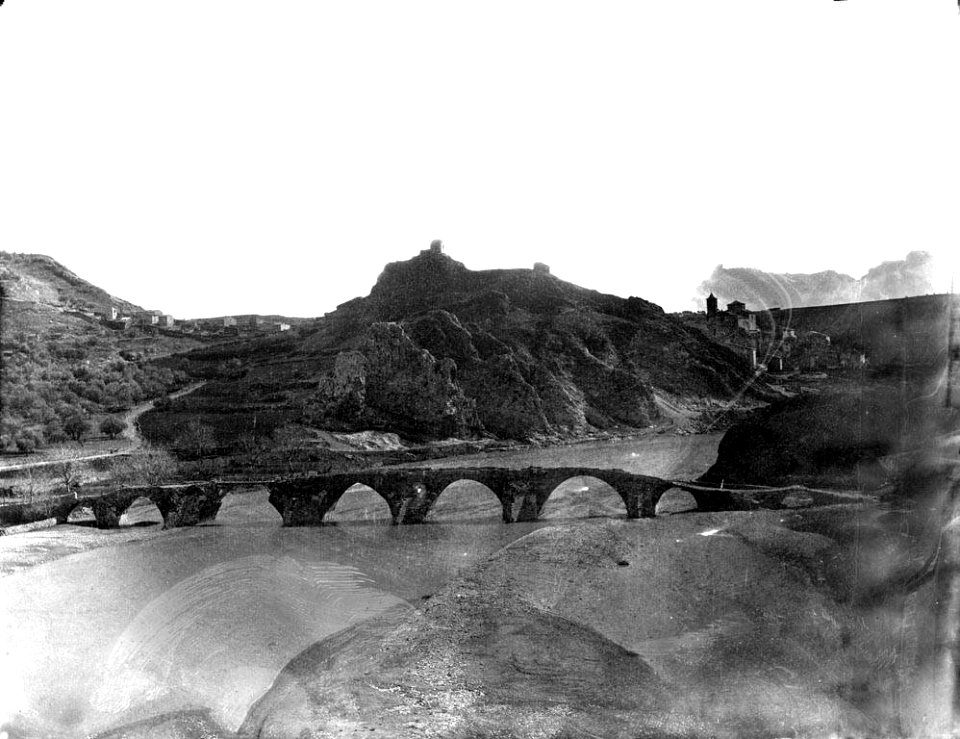 Pont en arcs sobre el riu a Camarasa