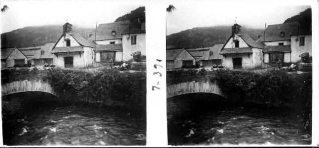 Pont i capella al costat del riu