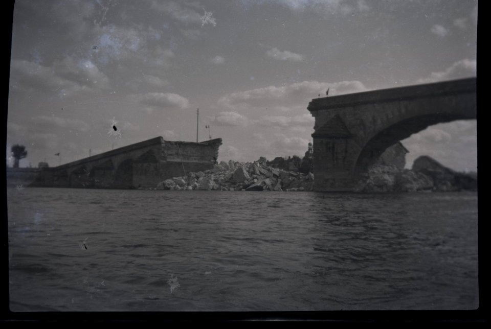 Pont Jacques-Gabriel après la destruction des arches centrales le 16 août 1944 (détail)