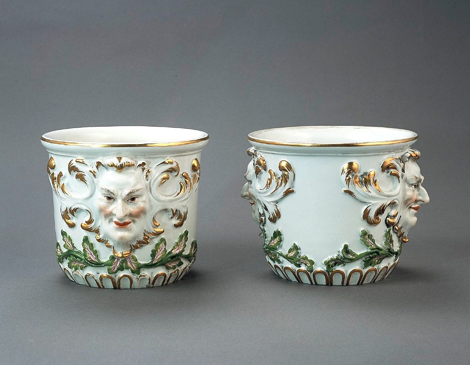 Porslin. Blomkrukor, två stycken, med ansikten och gulddekor - Hallwylska museet - 89166
