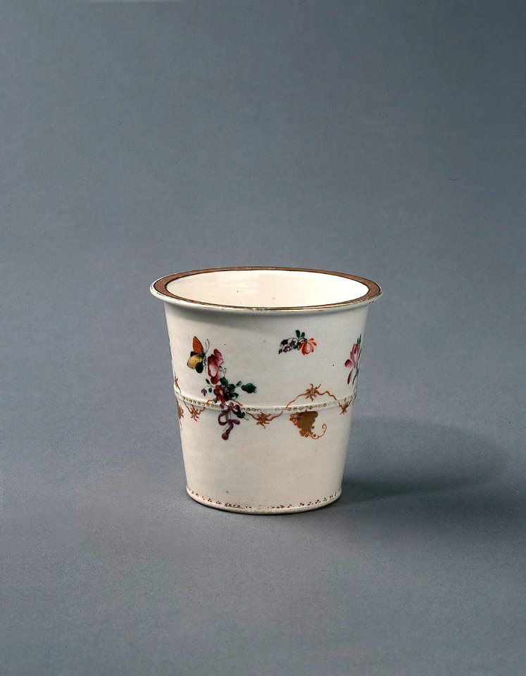 Porslin. En bägare med blomsterdekor - Hallwylska museet - 89110