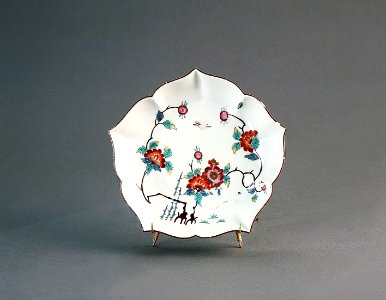 Porslin. Fat med blomsterdekor - Hallwylska museet - 89164