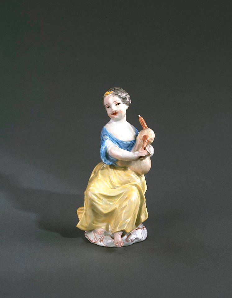 Porslin. Figurin - flicka med säckpipa - Hallwylska museet - 89294