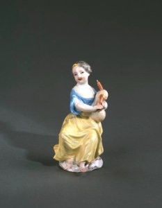 Porslin. Figurin - flicka med säckpipa - Hallwylska museet - 89294