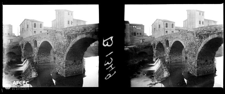 Pont sobre el riu amb la ciutat de Vic al fons