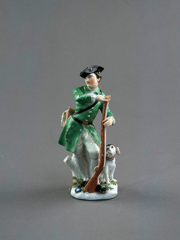 Porslin. Figurin - jägare med gevär och hund - Hallwylska museet - 89217