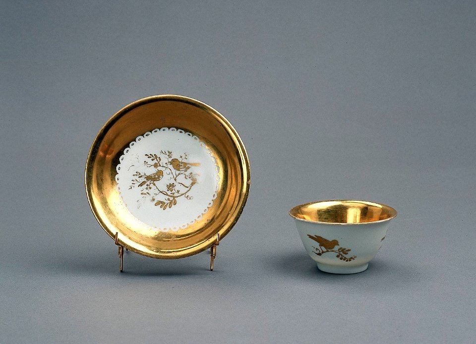 Porslin. Kopp med fat. Fågeldekor i guld - Hallwylska museet - 89146