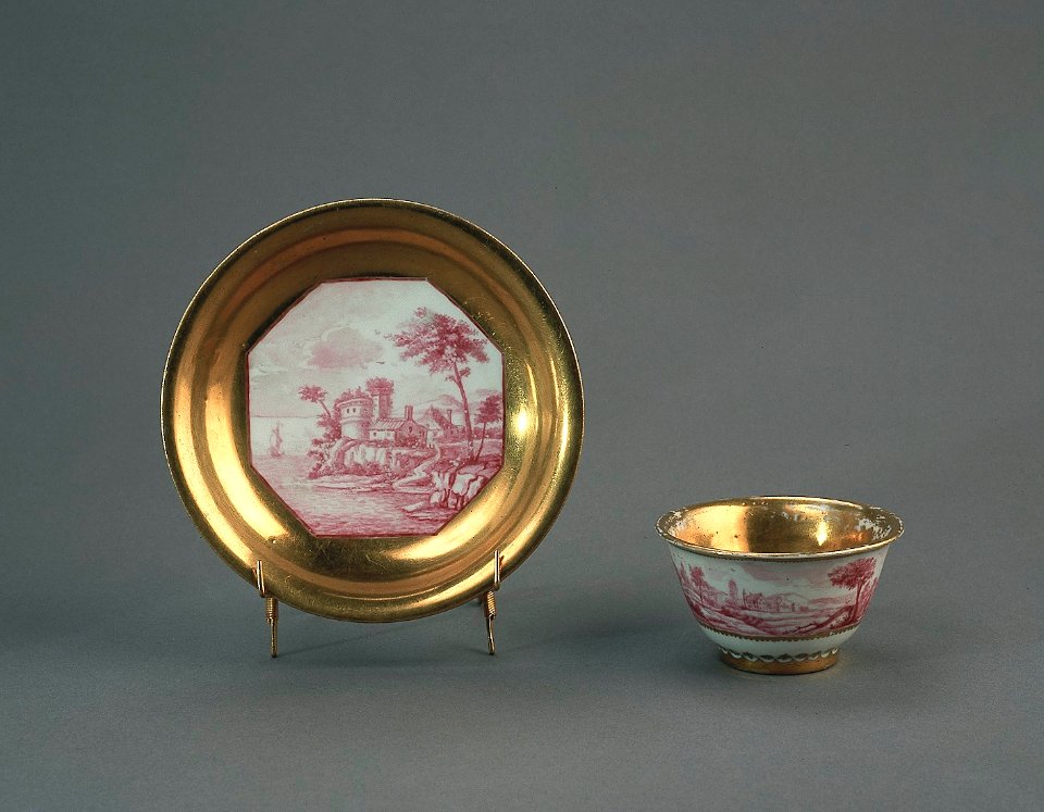 Porslin. Kopp med fat. Röd - rosa naturmotiv och gulddekor - Hallwylska museet - 89161