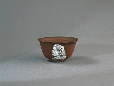 Porslin. Kopp med vitt profilporträtt i dekoren - Hallwylska museet - 89195