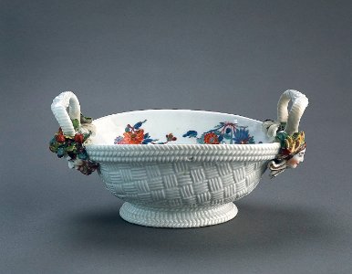 Porslin. Korg med blomsterdekor - Hallwylska museet - 89179