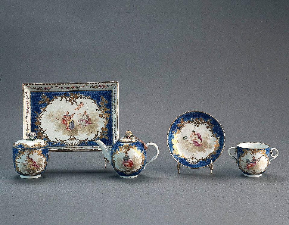 Porslin. Servis från mitten 1700. Blå och guldig dekor - Hallwylska museet - 89175
