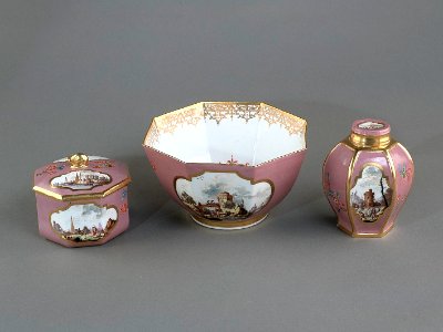 Porslin. Servis med lila - rosa och guld i dekoren - Hallwylska museet - 89209 photo
