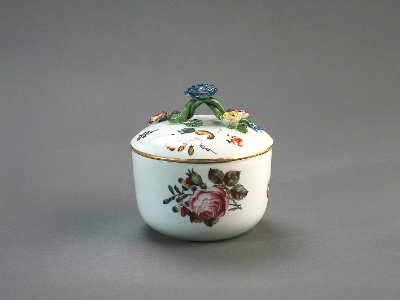 Porslin. Sockerskål med lock, vit med blomsterdekor - Hallwylska museet - 89194