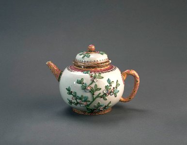 Porslin. Tekanna med lock, blomsterdekor - Hallwylska museet - 89155