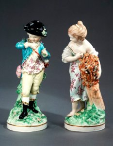 Porslin. Två figuriner - Hallwylska museet - 89117 photo
