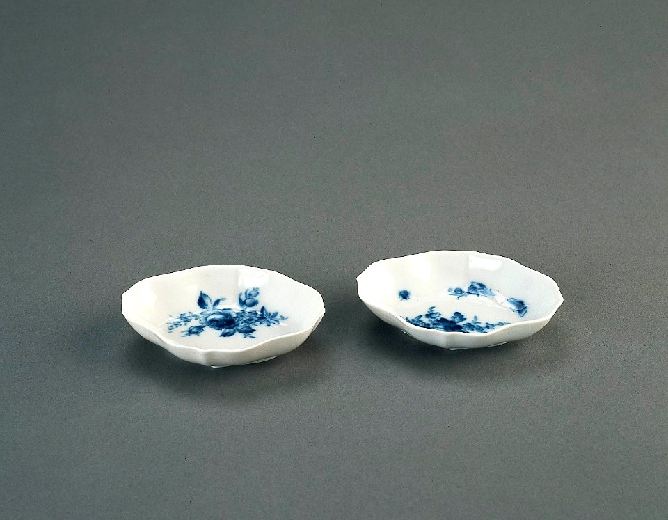 Porslin. Två nålfat, vita med blå dekor - Hallwylska museet - 89171