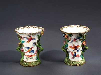 Porslin. Två vaser med fåglar i dekoren - Hallwylska museet - 89120
