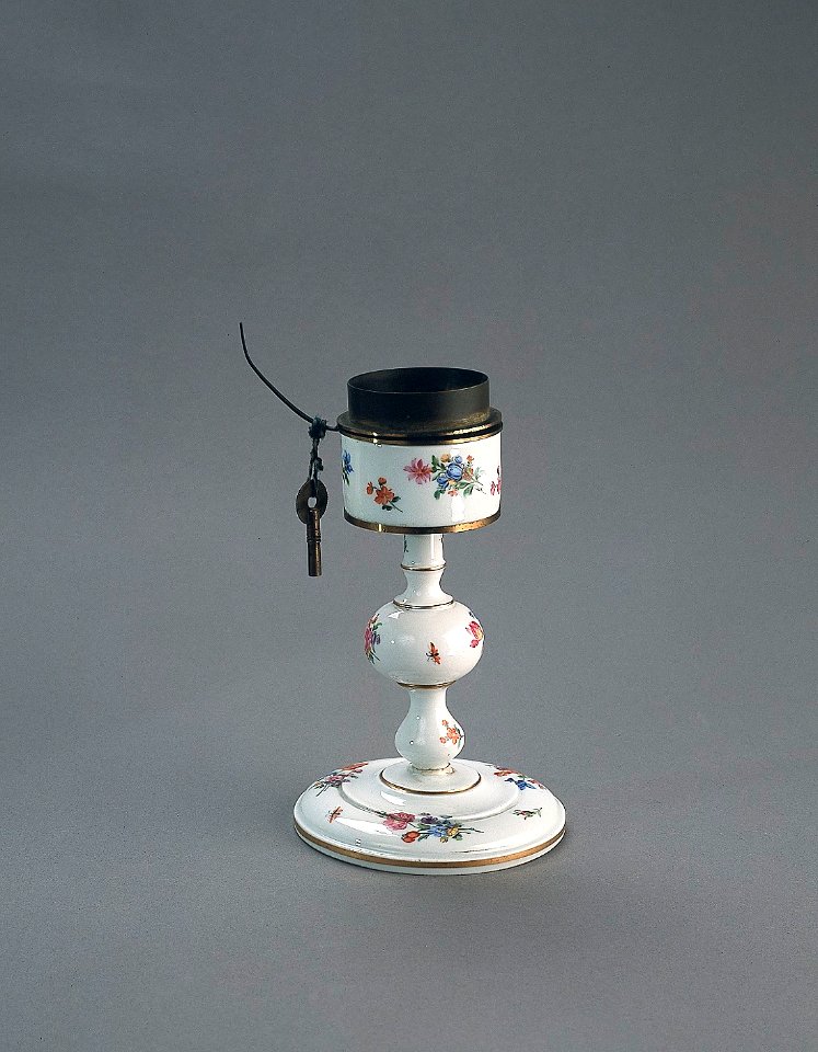 Porslin. Vit lampfot med blomsterdekor - Hallwylska museet - 89184