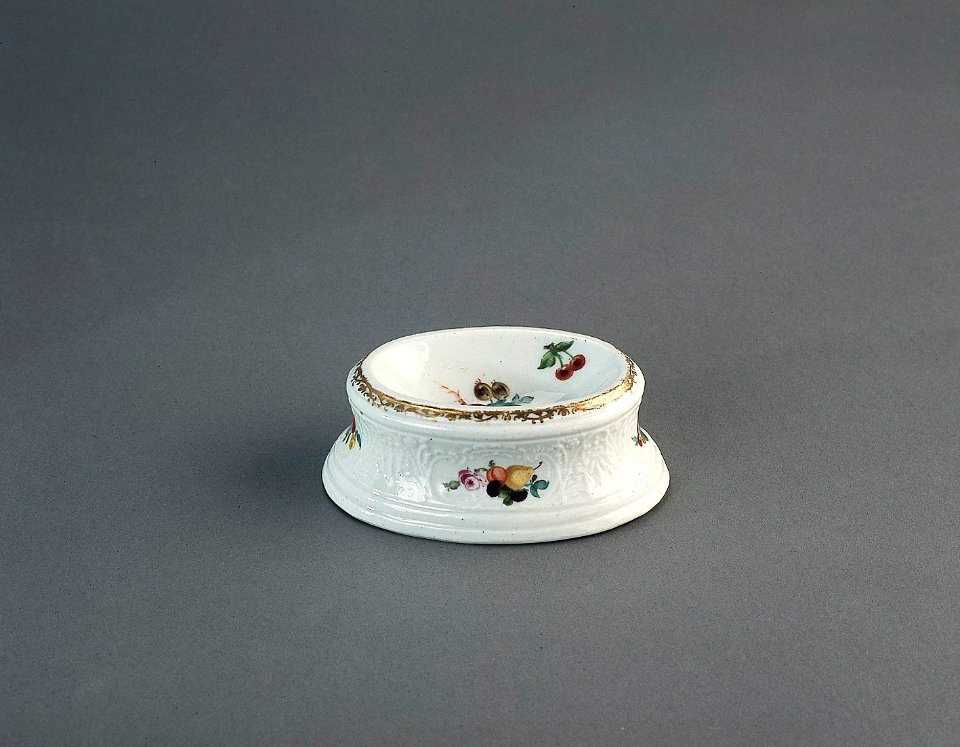 Porslin. Vitt saltkar med blomsterdekor - Hallwylska museet - 89168