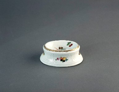 Porslin. Vitt saltkar med blomsterdekor - Hallwylska museet - 89168