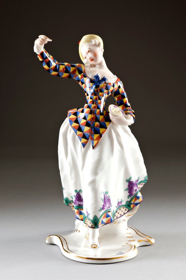 Porslinfigur gjord på 1910-talet i harlekin mönster. Hon föreställande Colombina - Hallwylska museet - 93836