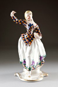 Porslinfigur gjord på 1910-talet i harlekin mönster. Hon föreställande Colombina - Hallwylska museet - 93836