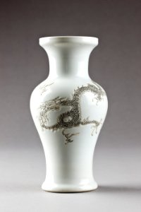 Porslins vas med drake gjord i Kina under Qingdynastin (1644-1912) - Hallwylska museet - 95527