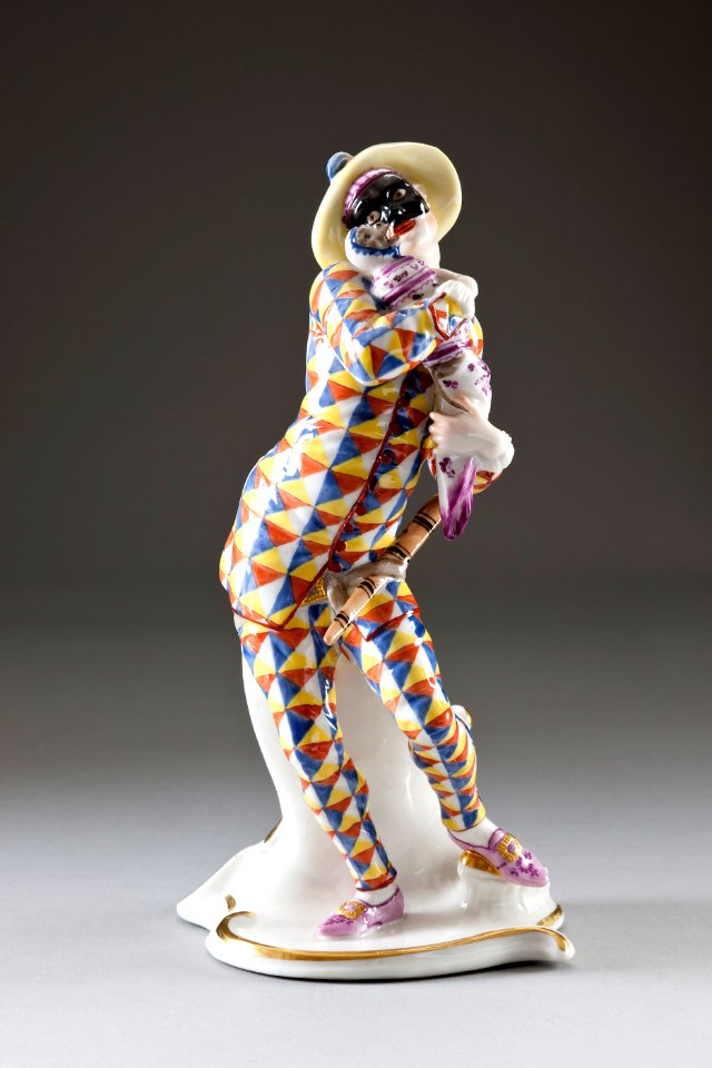Porslinsfigur från 1910-talet klädd i rutig harlekindräkt bärande en markatta - Hallwylska museet - 93837