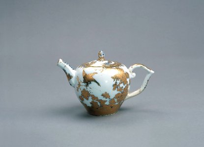 Porslin. En tekanna med gulddekor - Hallwylska museet - 89144