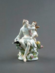 Porslin. Figurgrupp - Venus och Amor - Hallwylska museet - 89221