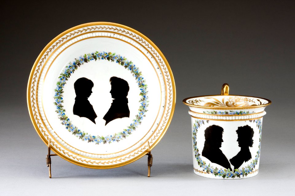 Porslinskopp och fat med förgätmigej och silhuettporträtt, gjorda på Derby cirka 1810 - Hallwylska museet - 93909
