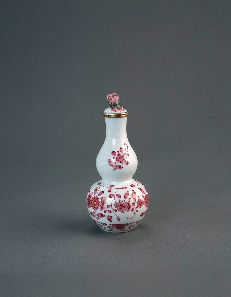 Porslin. Flaska med röd - rosa dekor - Hallwylska museet - 89162