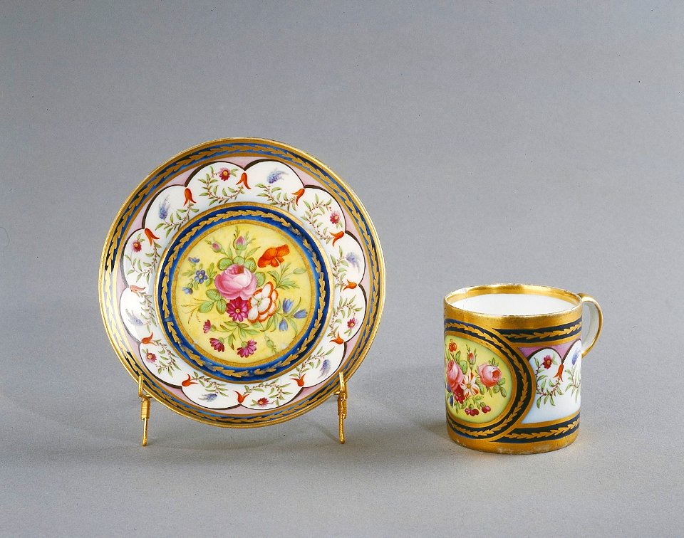 Porslin. Kopp med fat. Gulddekor - Hallwylska museet - 89085