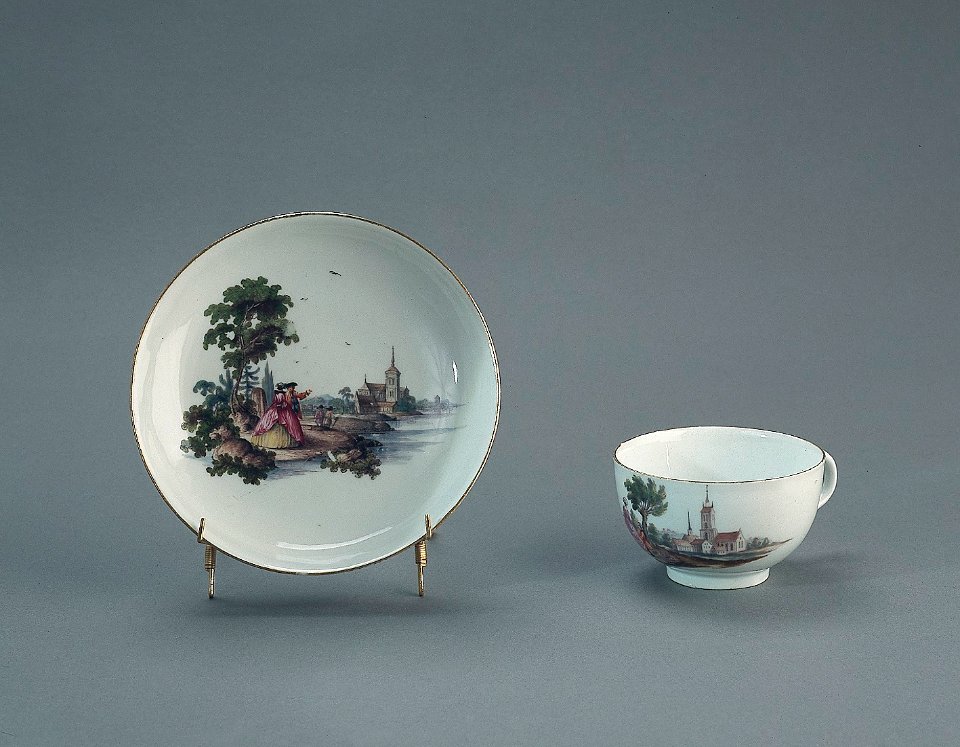 Porslin. Kopp med fat. Naturmotiv - Hallwylska museet - 89174