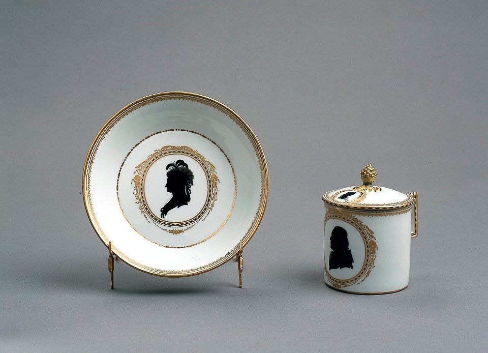 Porslin. Kopp med lock och fat. Dekor av guld och ett svart profilporträtt - Hallwylska museet - 89147
